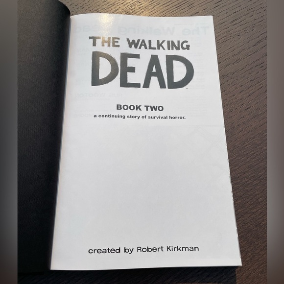 The Walking Dead hardcover graphic novel - Book Two - Picture 2 of 4